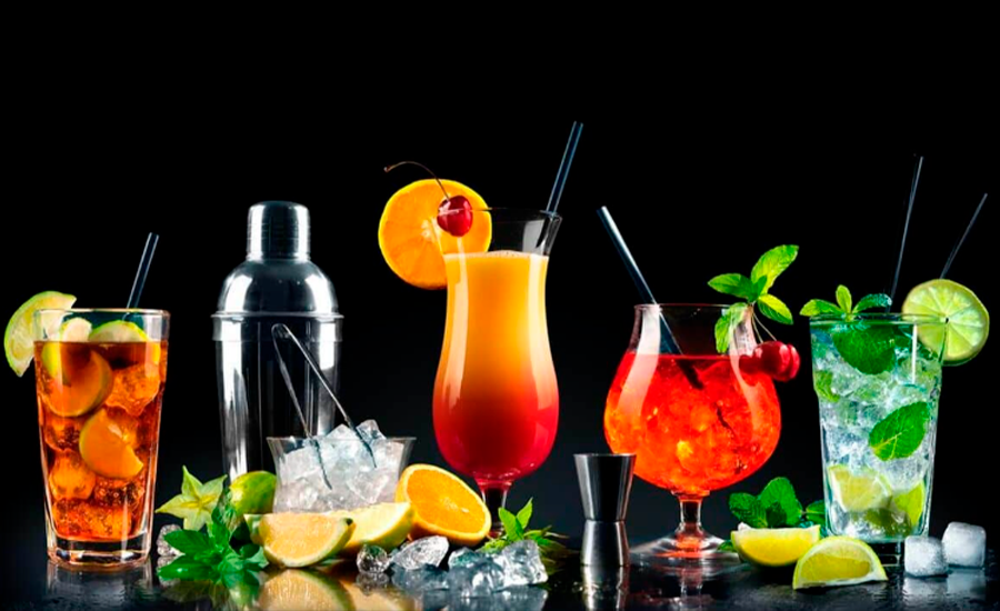 Tragos clásicos preparados en casa con hielo y rodajas de limón.