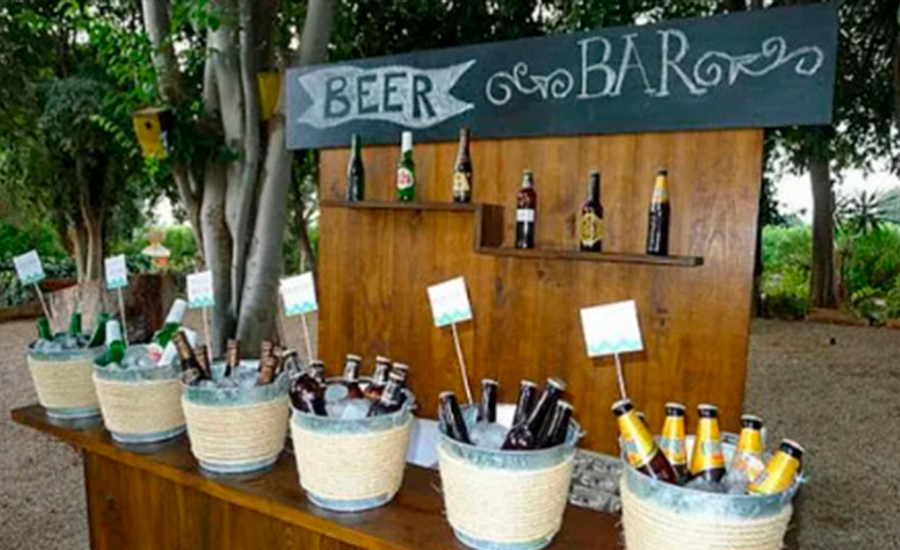 Mesa con cervezas, vinos y licores para una celebración.