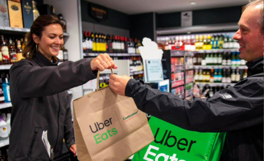 Bolsas con bebidas listas para despacho a domicilio.