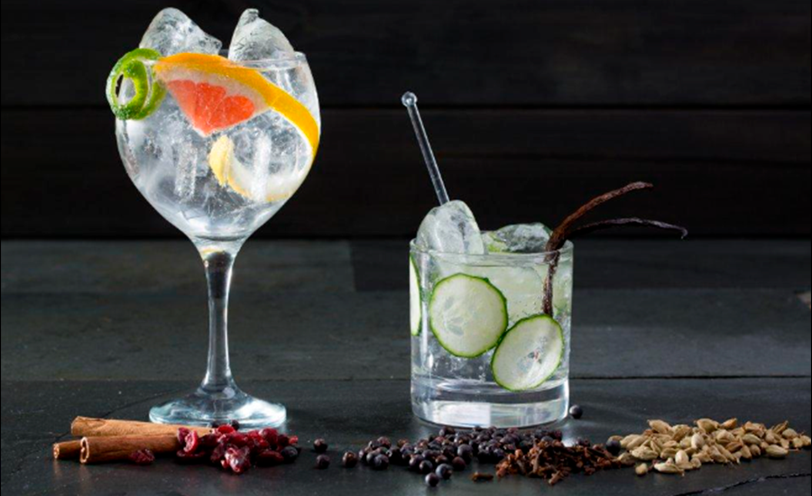 Botellas de whisky, ron y vodka sobre una mesa.